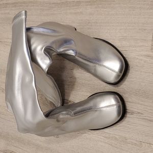 NWOT  Gogo Boots. Women's size 8.  Silver.